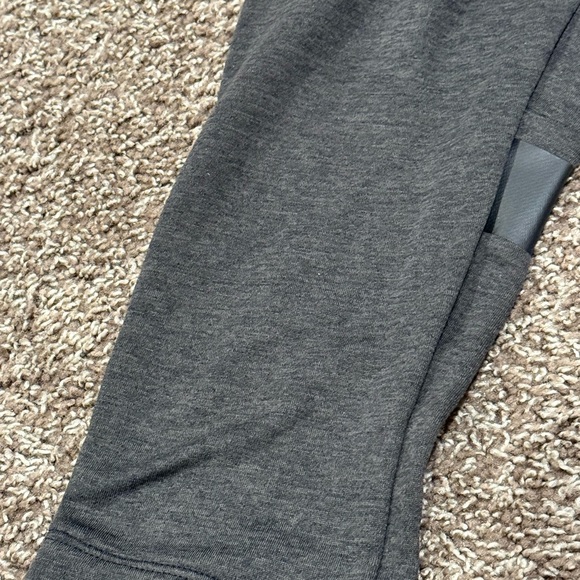 🍌Under Armour Charcoal Athletic Pants barely worn - Picture 2 of 8